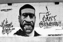 Wandgemälde in Gedenken an George Floyd in Ottawa, Kanada. Zu sehen ist das Gesicht von George Floyd, daneben ist in großen Buchstaben "I can't breathe!!" und "George Floyd 2020" zu lesen, weiter unten steht "Stop the violence!!".