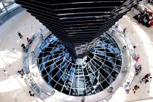 Foto aus der Vogelperspektive aus dem Inneren des Bundestags