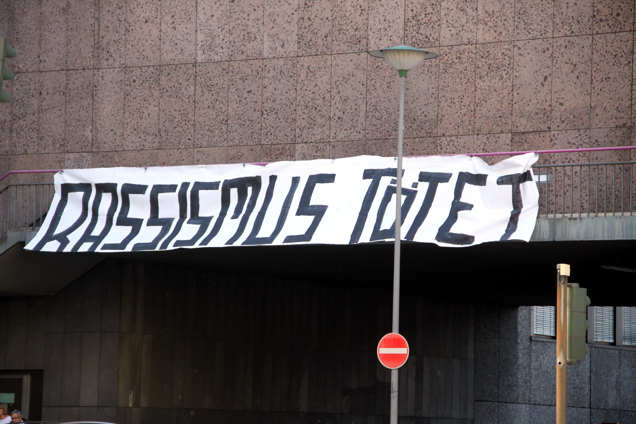 Rassismus tötet Transparent mit Aufschrift "Rassismus tötet"