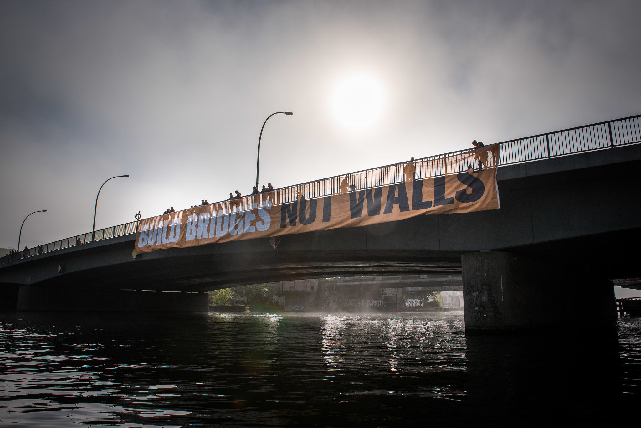 Build Bridges not Walls Banner an einer Brücke mit der Aufschrift "Build bridges not walls"