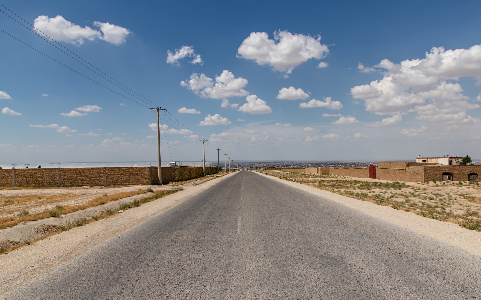 Straße Masar-e Scharif Breite Landstraße in Richtung Masar-e Scharif