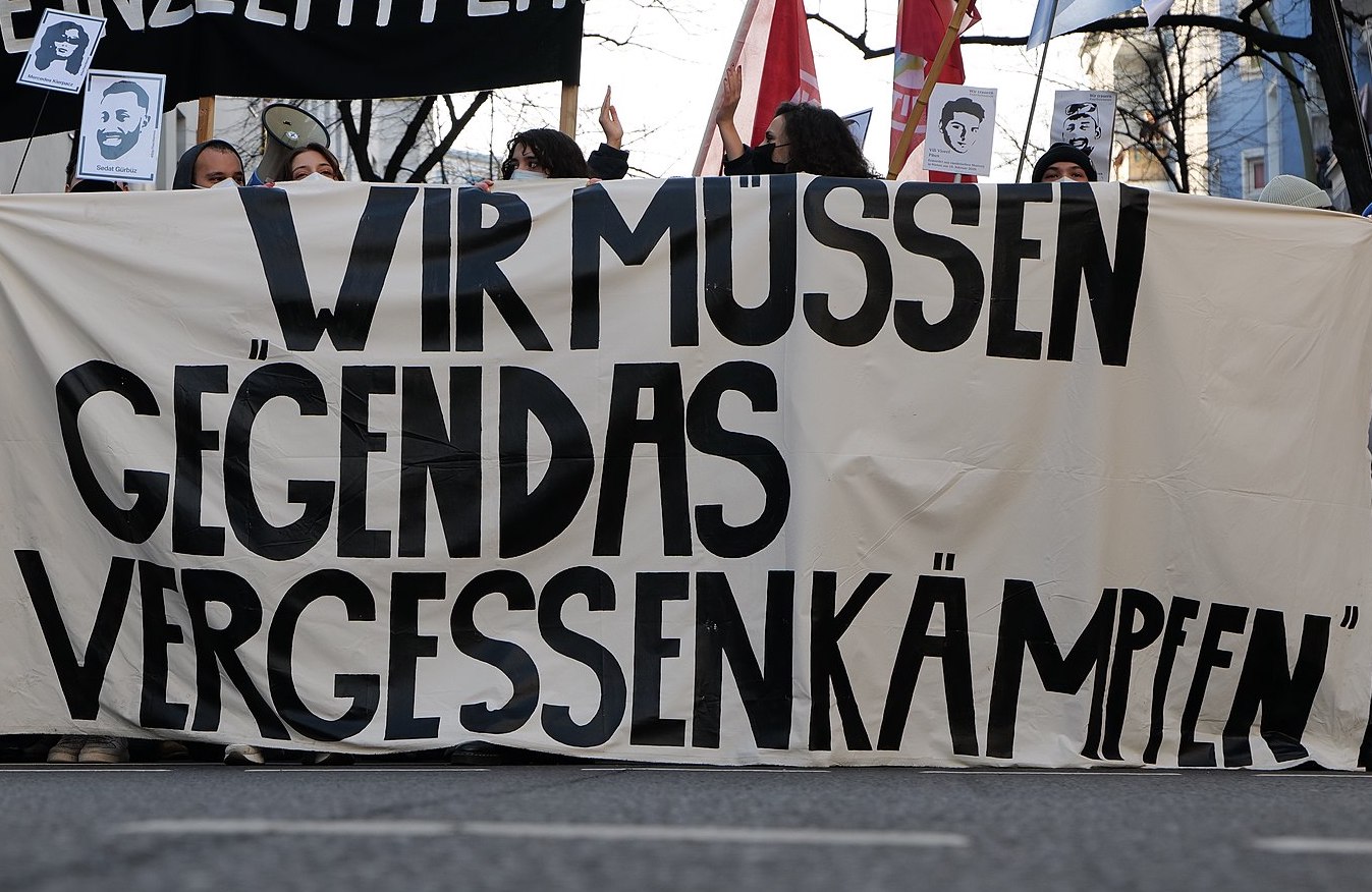 Gegen das Vergessen kämpfen Gedenkdemonstration zum ersten Jahrestag von Hanau in Berlin: Zu sehen ist ein großes Transparent mit der Aufschrift "Wir müssen gegen das Vergessen kämpfen"