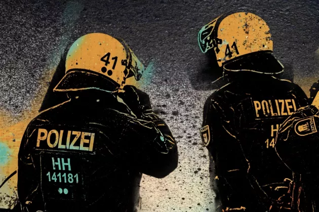 Foto/Illustration zwei behelmter Polizisten von hinten
