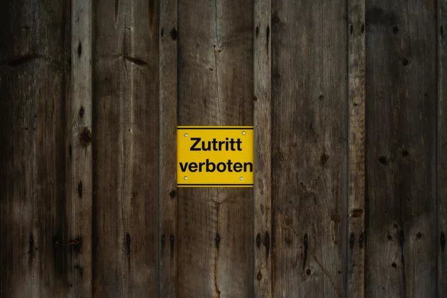 Ein gelbes Schild mit der Aufschrift 