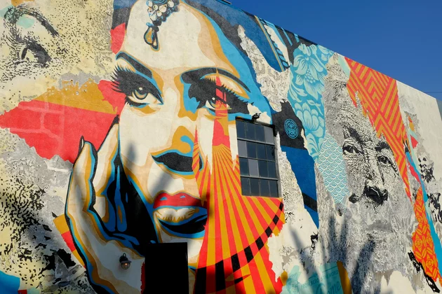 Großes, farbenfrohes Wandbild mit dem Portrait einer Frau