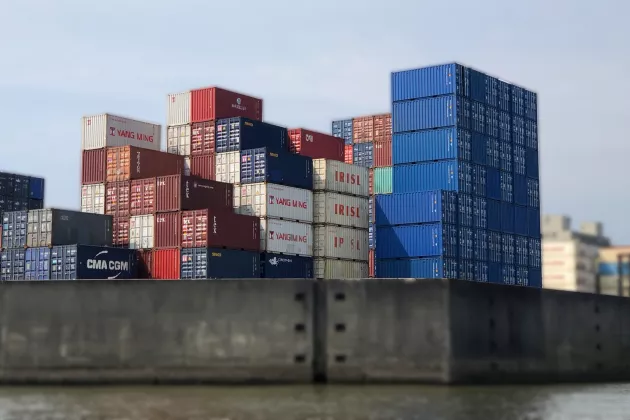 Übereinander gestapelte Container
