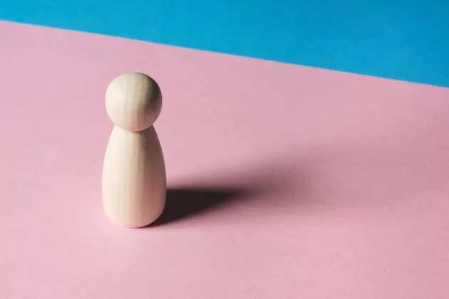 Spielstein auf pinkem Untergrund