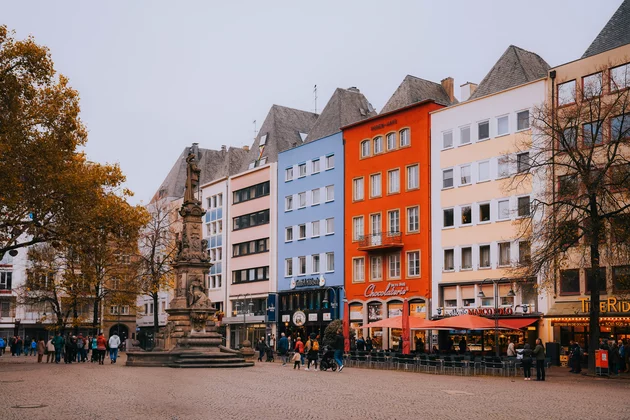 Bunte Hausfassade an einem Marktplatz