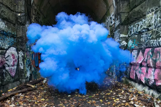 Blauer Rauch zwischen Graffitiwänden