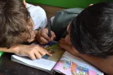 Lesende Kinder