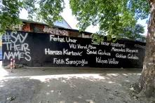 Wandbild in der Metzgerstraße 8 in Hanau mit der Aufschrift "#SAYTHEIRNAMES" und "Fatih Saraçoğlu, Ferhat Unvar, Gökhan Gültekin, Hamza Kurtović, Kaloyan Velkov, Mercedes Kierpacz, Sedat Gürbüz, Said Nesar Hashemi, Vili Viorel Păun"