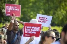 Bei einer Kundgebung in Berlin gegen die geplante Reform des Gemeinsamen Europäischen Asylsystems werden Schilder hochgehalten mit der Aufschrift "Kein Asyl-Kompromiss 2.0", "Nancy, sei kein Horst!" und "Wir wollen ein anderes Europa". Auf den Schildern steht unten in kleiner Schrift Pro Asyl.