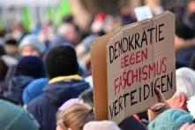 Bei einer Demonstration in Hannover im Januar 2024 wird ein Plakat mit der Aufschrift "Demokratie gegen Faschismus verteidigen" hochgehalten