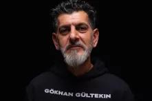 Foto von Çetin Gültekin, auf seinem Pullover steht der Name seines Bruders: Gökhan Gültekin