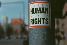 Aufkleber im öffentlichen Raum, auf dem steht: "Every Human Has Rights"