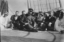 Schwarz-weiß Foto von Theodor Herzl mit einer zionistischen Delegation auf dem Weg nach Palästina, 1898