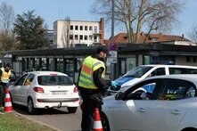 Grenzkontrollen von Ankommenden auf der deutschen Seite der Europabrücke zwischen Straßburg und Kehl am 16. März 2020, zu sehen sind zwei Polizeibeamte, die die Fahrer*innen zweier Autos kontrollieren
