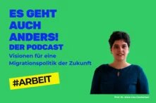 In blauer Schrift steht auf grünem Hintergrund: Es geht auch anders! Der Podcast. Visionen für eine Migrationspolitik der Zukunft. #Arbeit. Daneben ein Foto von Prof. Dr. Anne Lisa Carstensen