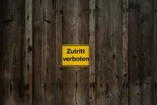 Ein gelbes Schild mit der Aufschrift "Zutritt verboten"