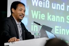 Foto von Mekonnen Mesghena an einem Rednerpult