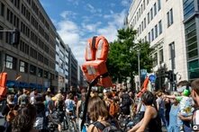 Bei einer Demonstration werden Rettungswesten hochgehalten
