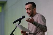 Ali Alzaeem liest sein Gedicht bei einer Veranstaltung der Heinrich-Böll-Stiftung vor