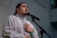 Jamal Abasi trägt sein Gedicht bei einer Veranstaltung in der Heinrich-Böll-Stiftung vor