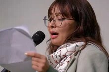 Mahnaz Jafari trägt ihr Gedicht bei einer Veranstaltung in der Heinrich-Böll-Stiftung vor