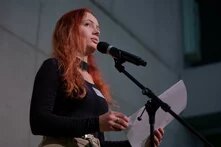 Mariia Mascha Kaziun trägt ein Gedicht bei einer Veranstaltung in der Heinrich-Böll-Stiftung vor