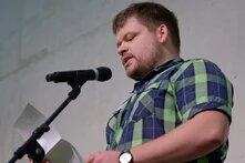 Mykhailo Krasilnikov trägt sein Gedicht bei einer Veranstaltung in der Heinrich-Böll-Stiftung vor
