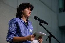 Rojin Namer trägt ein Gedicht bei einer Veranstaltung in der Heinrich-Böll-Stiftung vor