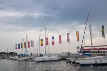Segelboote mit europäischen Flaggen
