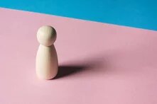 Spielstein auf pinkem Untergrund