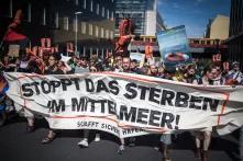 Demonstration in Berlin, auf einem großen Banner steht "Stoppt das Sterben im Mittelmeer! Schafft sichere Häfen"
