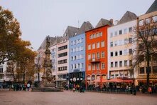 Bunte Hausfassade an einem Marktplatz