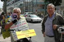 Mann mit Schild "Ich möchte auch wählen", zweiter Mann daneben