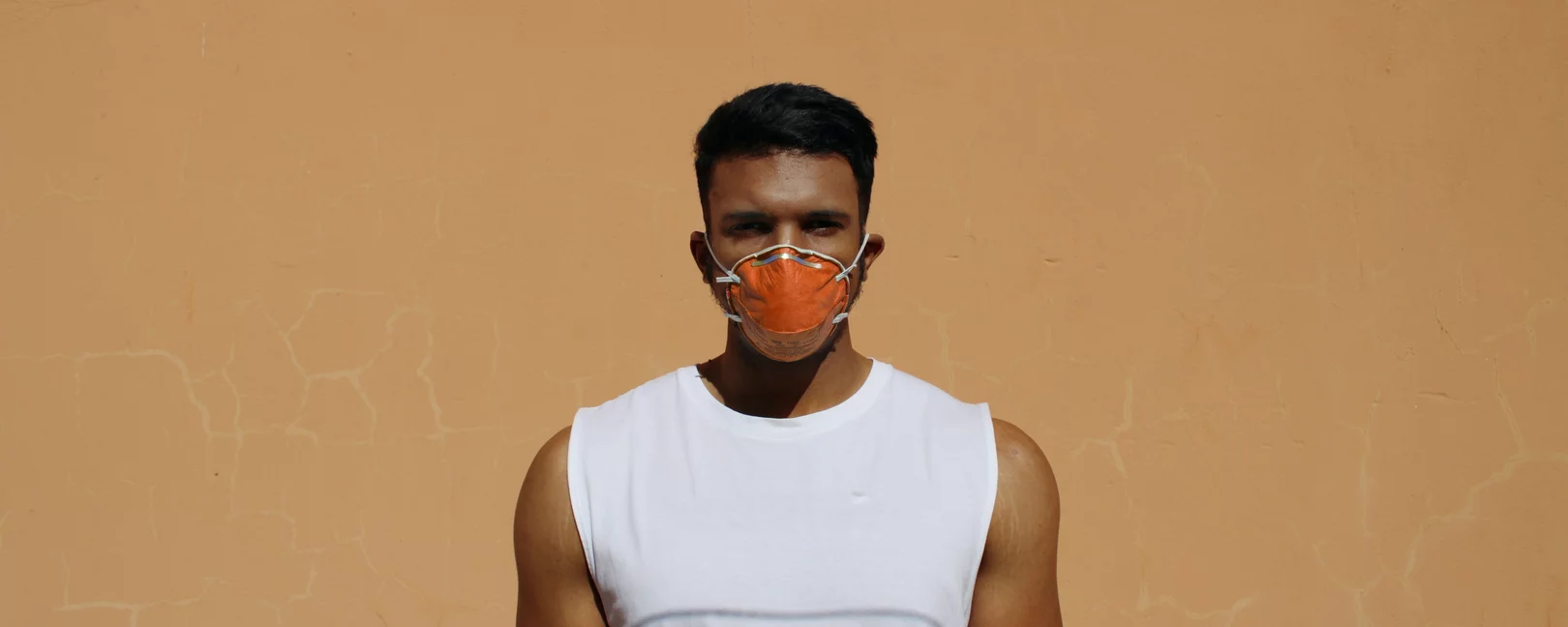 Mann mit Mundschutz, aufgenommen in Südafrika während der Corona Pandemie