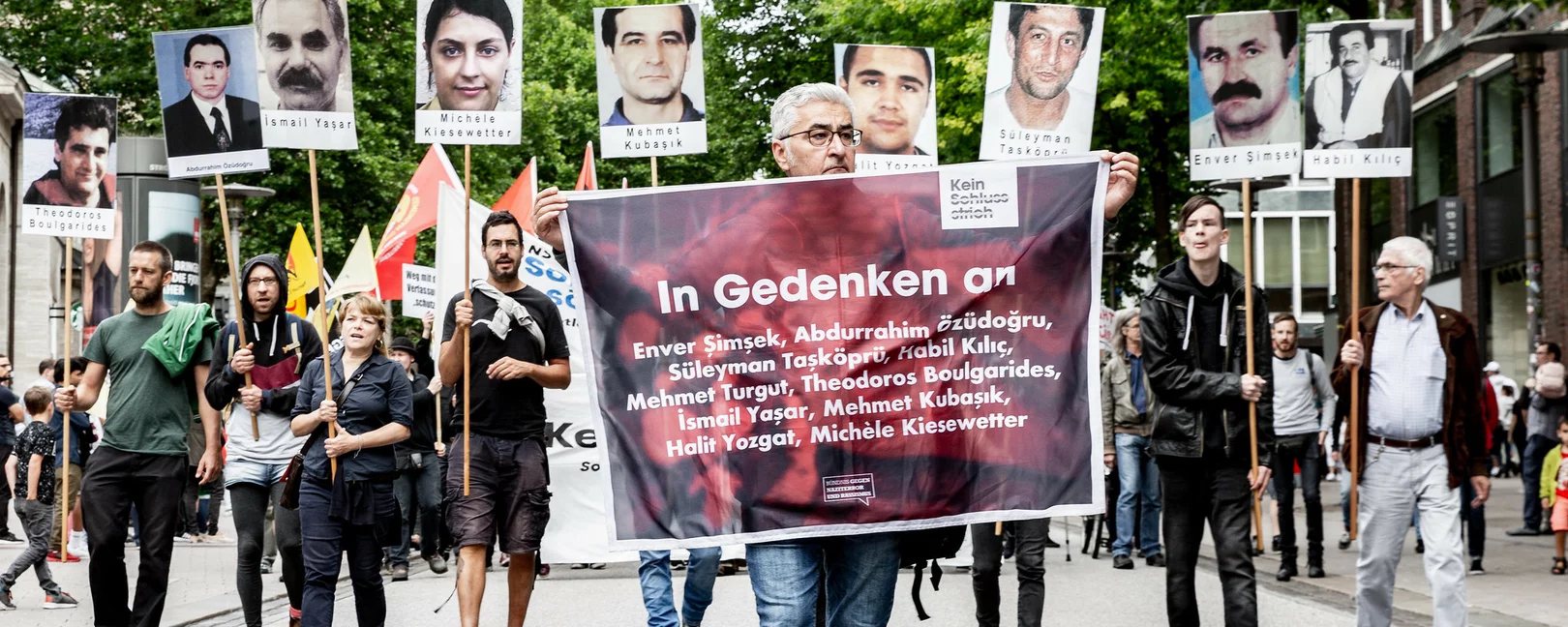  Kein Schlussstrich-Demonstration in Hamburg 2018, Demonstrierende halten die Bilder der NSU-Opfer hoch