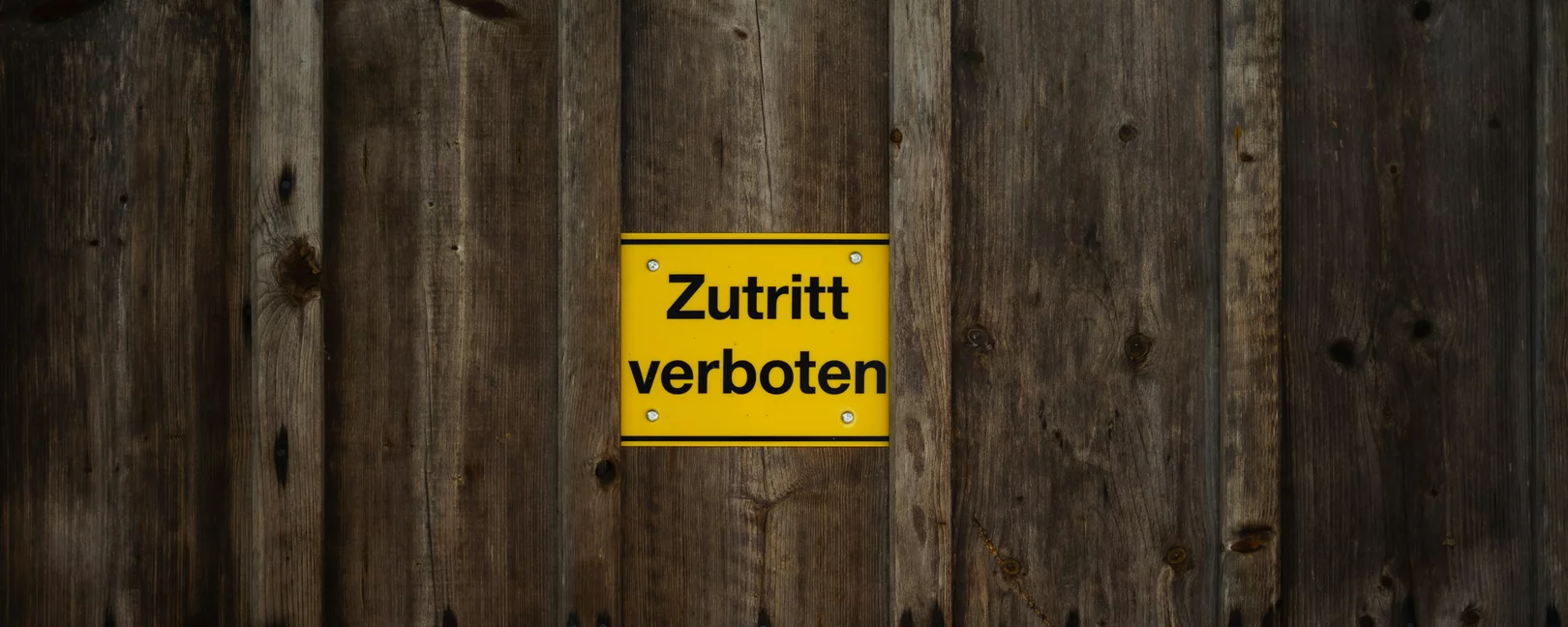Ein gelbes Schild mit der Aufschrift 