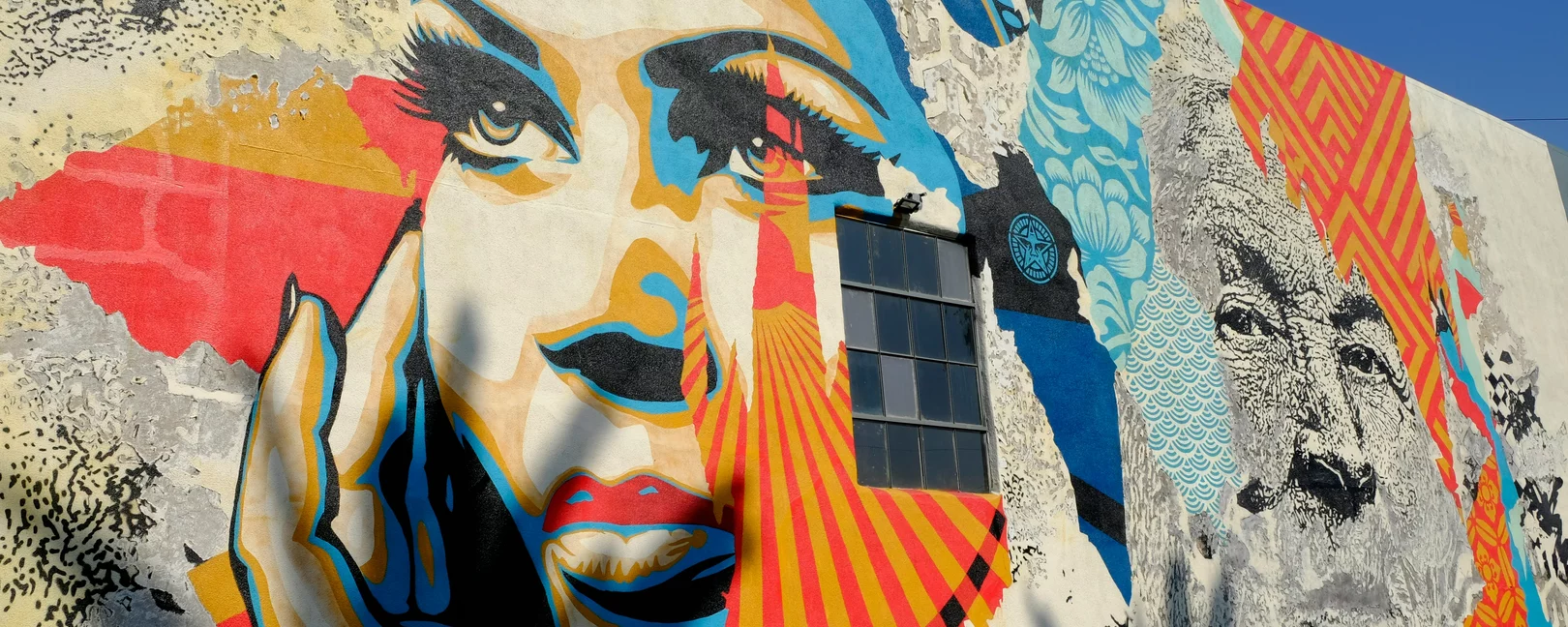 Großes, farbenfrohes Wandbild mit dem Portrait einer Frau