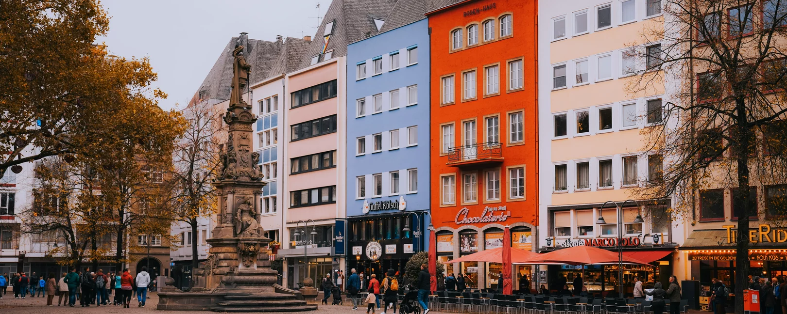 Bunte Hausfassade an einem Marktplatz