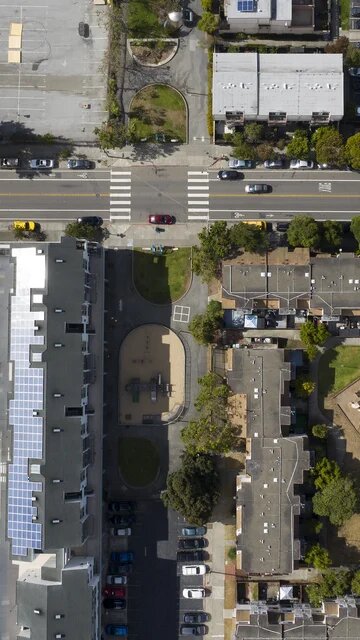 Vogelperspektive auf Straßenzug in San Francisco, auf dem Black Lives steht