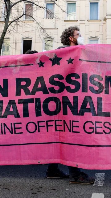 Pinkfarbener Demo-Banner mit der Aufschrift "Gegen Rassismus und Nationalismus - Für eine offene Gesellschaft"