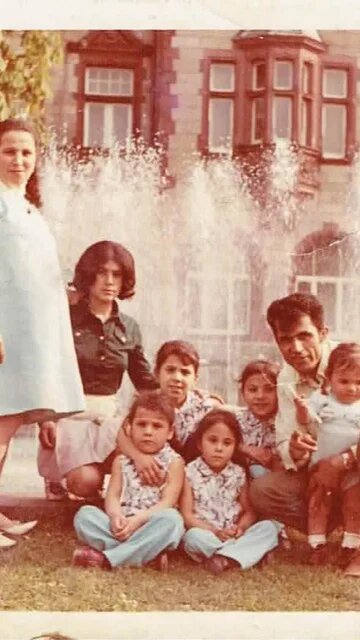 Altes Familienfoto von Çağdaş Eren Yüksel bei der Ankunft seiner Oma in Mönchengladbach, 1970 