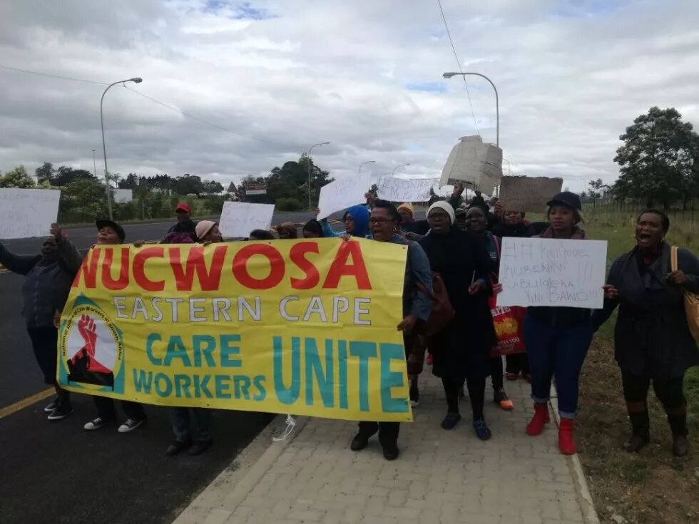 Protest von Care-Arbeiter*innen der National Union of Care Workers of South Africa (NUCWOSA)