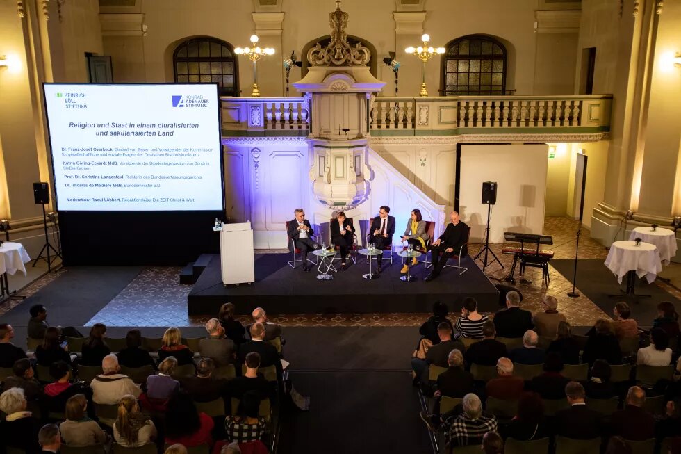 Podium der Veranstaltung "Religion und Staat"