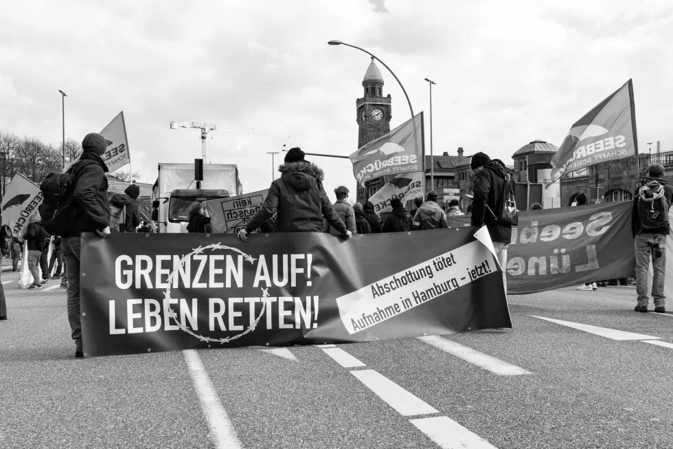 Banner "Grenzen auf! Leben retten!" Seebrücke-Demo Hamburg, 07.03.2020 