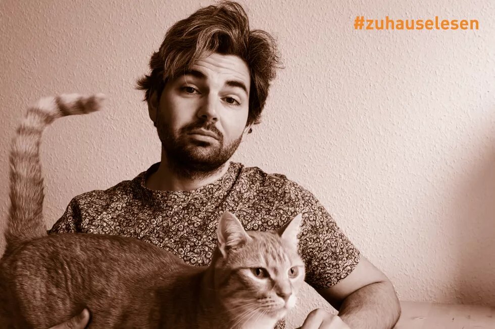 Gerasimos Bekas mit einer Katze auf dem Schoß, #zuhauselesen