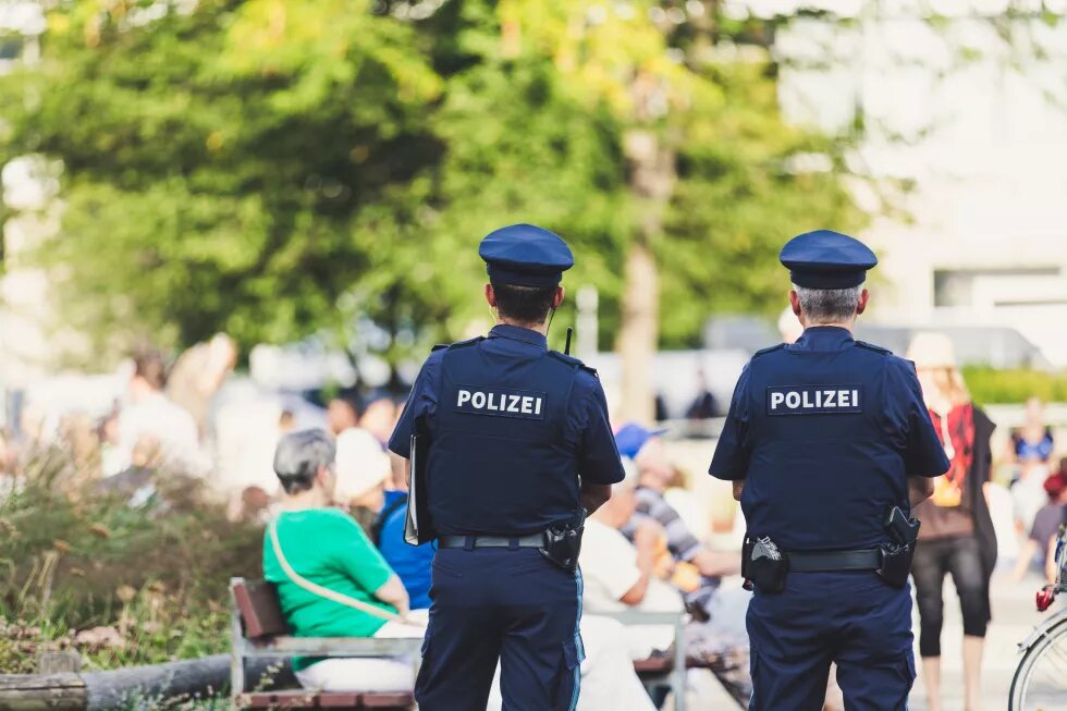 Zwei Polizisten stehen mit dem Rücken zur Kamera