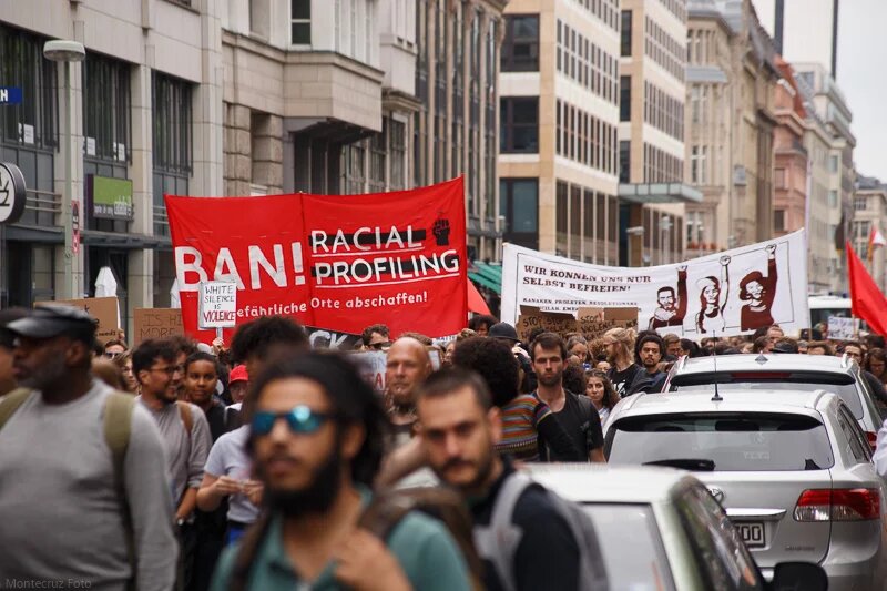 Demo-Banner "Ban Racial Profiling"